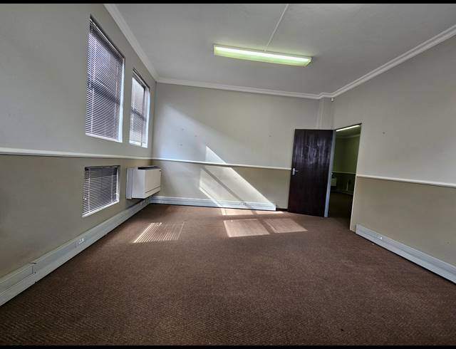 100M² BUSINESS CENTRE TO LET IN SILVER LAKES